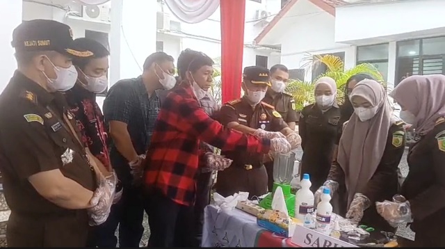 Kepala Satuan Reserse Narkoba, AKP Irwanta Sembiring SH, MH dan KBO Sat Reskrim, IPDA MTT Simanungkalit SH, menghadiri pemusnahan barang bukti yang sudah berkekuatan hukum tetap atau inkracht, di Kantor Kejaksaan Negeri (Kejari) Pematangsiantar, pada Kamis (27/11/2027) sore.