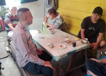 Bhabinkamtibmas Kelurahan Simarito melaksanakan sambang Kamtibmas di Jalan Nusa Indah, pada Kamis (6/11/2025) pagi.