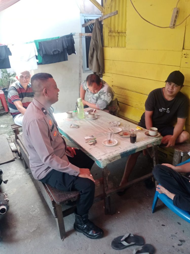 Bhabinkamtibmas Kelurahan Simarito melaksanakan sambang Kamtibmas di Jalan Nusa Indah, pada Kamis (6/11/2025) pagi.