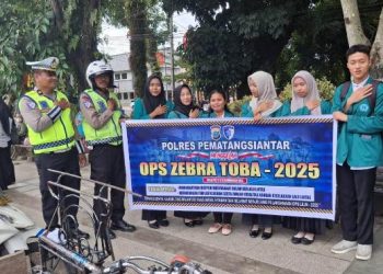 Sat Lantas Polres Pematangsiantar menggelar penyuluhan Operasi Zebra Toba Tahun 2025 kepada Komunitas Ojek Online (Online) seperti Gojek dan Grab serta mahasiswa AMIK Multikom, pada Senin (17/11/2025) siang.