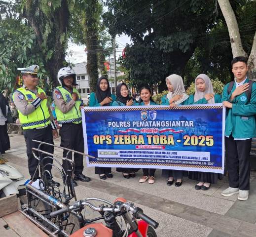 Sat Lantas Polres Pematangsiantar menggelar penyuluhan Operasi Zebra Toba Tahun 2025 kepada Komunitas Ojek Online (Online) seperti Gojek dan Grab serta mahasiswa AMIK Multikom, pada Senin (17/11/2025) siang.