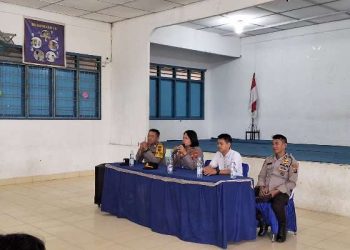 Kapolsek Siantar Utara, AKP Jahrona Sinaga SH, didampingi Kanit Binmas, IPDA Hotlan Matondang dan Bhabinkamtibmas Kelurahan Bane, AIPTU Hotlan Damanik, sambangi SMP Cinta Rakyat 3 yang terletak di Jalan Kain Batik, pada Rabu (12/11/2025) pagi.