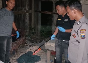 Polres Pematangsiantar mengecek Tempat Kejadian Perkara (TKP) temuan mayat, di gubuk kosong, depan Terminal Tanjung Pinggir, Jalan Letda Usmansyah Saragih, Kelurahan Pondok Sayur, pada Sabtu (8/11/2025) malam.