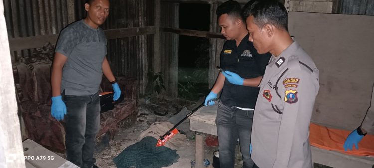Polres Pematangsiantar mengecek Tempat Kejadian Perkara (TKP) temuan mayat, di gubuk kosong, depan Terminal Tanjung Pinggir, Jalan Letda Usmansyah Saragih, Kelurahan Pondok Sayur, pada Sabtu (8/11/2025) malam.