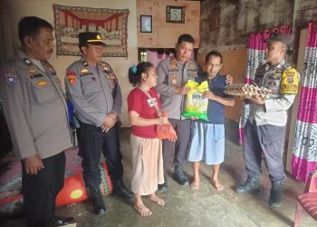 Kapolsek Siantar Marihat, AKP Doni Simanjuntak SH, memberikan bantuan kepada warga yang membutuhkan, di wilayah hukum Polseķ Siantar Marihat, pada Rabu (25/11/2025 pagi.