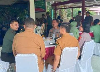 Kapolsek Siantar Utara, AKP Jahrona Sinaga SH dan Kapolsek Sianțar Martoba, AKP Martua Manik SH, MH, menghadiri kunjungan kerja (Kunker) Komandan Kodim (Dandim) 0207/ Simalungun, LETKOL Inf. Gede Agus Dian Pringgana, S.Sos. M.M.A.S M.Han, bersama Ketua Persit KCK Cab XXXIV 0207, Ny. Kiki Gede, di Mako Koramil 01/Siantar Utara (SU), pada Selasa (11/11/2025) pagi.