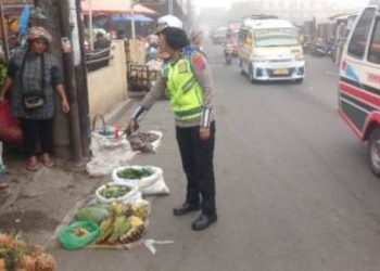 Sat Lantas Polres Pematangsiantar melalui Kanit Kamsel, IPDA Serly Tarigan bersama personil, memberikan himbauan dan edukasi, di Jalan Merdeka Pematangsiantar, pada Selasa (11/11/2025) pagi.