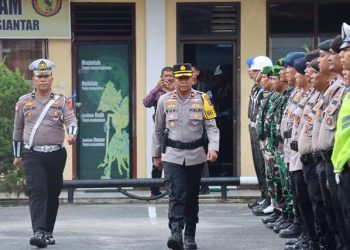 Wakapolres Pematangsianțar, KOMPOL Budiono Saputro, SH, MH, pimpin apel gelar pasukan Operasi Zebra Toba Tahun 2025, di Lapangan Apel Mako Polres Pematangsianțar, pada Senin (17/11/2025) sore.