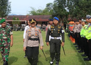 Kapolres Pematangsiantar, AKBP Sah Udur T.M. Sitinjak SH, SIK, MH, pimpin pelaksanaan apel gabungan dalam rangka kesiapan tanggap bencana hidrometeorologi yang berlangsung di Lapangan Kompi 2 Batalyon B Sat Brimob Polda Sumut, Jalan Ahmad Yani Pematangsiantar, pada Rabu (5/11/2025) pagi.