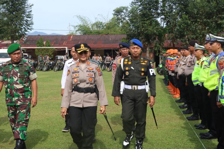 Kapolres Pematangsiantar, AKBP Sah Udur T.M. Sitinjak SH, SIK, MH, pimpin pelaksanaan apel gabungan dalam rangka kesiapan tanggap bencana hidrometeorologi yang berlangsung di Lapangan Kompi 2 Batalyon B Sat Brimob Polda Sumut, Jalan Ahmad Yani Pematangsiantar, pada Rabu (5/11/2025) pagi.