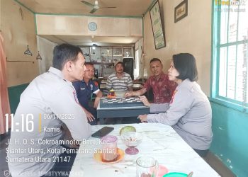 Kapolsek Siantar Utara, AKP Jahrona Sinaga SH, didampingi Bhabinkamtibmas Kelurahan Baru, AIPDA Yudi Patra, sambangi warga Gang Kinantan, pada Kamis (6/11/2025) siang.