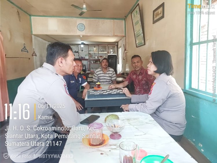 Kapolsek Siantar Utara, AKP Jahrona Sinaga SH, didampingi Bhabinkamtibmas Kelurahan Baru, AIPDA Yudi Patra, sambangi warga Gang Kinantan, pada Kamis (6/11/2025) siang.