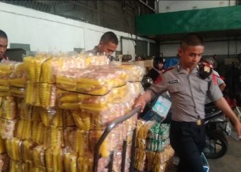 Polsek Siantar Utara mendampingi Siswa Latja SPN Hinai Polda Sumut membantu masyarakat.