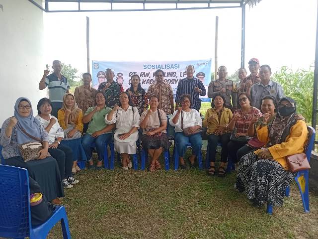 Bhabinkamtibmas Kelurahan Marihat Jaya, Aipda Erick F Marbun, menjadi narasumber saat sosialisasi yang diselenggarakan di Kantor Lurah Marihat Jaya, pada Jumat pagi (21/11/2025).