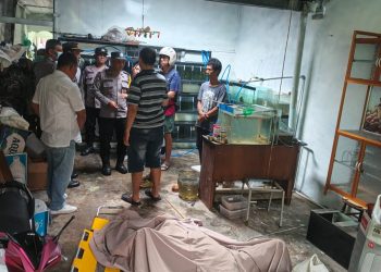 Personil Polseķ Siantar Utara cek Tempat Kejadian Perkara (TKP) temuan mayat yang diduga kesetrum listrik didalam rumah, Jalan Ade Irma Suryani, Gang Mendut, pada  Jum'at (7/11/2025) pagi.