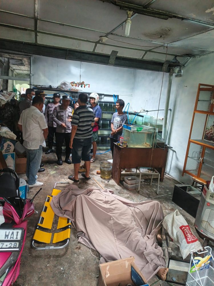 Personil Polseķ Siantar Utara cek Tempat Kejadian Perkara (TKP) temuan mayat yang diduga kesetrum listrik didalam rumah, Jalan Ade Irma Suryani, Gang Mendut, pada  Jum'at (7/11/2025) pagi.