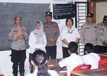 Kapolres Pematangsiantar, AKBP Sah Udur T.M. Sitinjak SH, SIK, MH, cek pendistribusian Makanan Bergizi Gratis (MBG) di SMP Negeri 1, Jalan Merdeka, pada Rabu (5/11/2025) siang.
