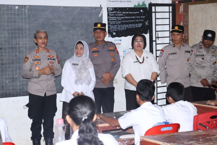 Kapolres Pematangsiantar, AKBP Sah Udur T.M. Sitinjak SH, SIK, MH, cek pendistribusian Makanan Bergizi Gratis (MBG) di SMP Negeri 1, Jalan Merdeka, pada Rabu (5/11/2025) siang.