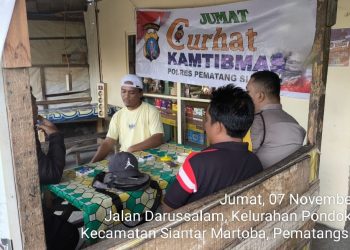 Bhabinkamtibmas Kelurahan Sumber Jaya, Aiptu R. Tambunan, Bhabinkamtibmas Kelurahan Pondok Sayur, Aipda M. Bangun, Bhabinkamtibmas Kelurahan Gurilla, Aipda R.A. Saragih, menggelar Jumat Curhat Kamtibmas, di Kelurahan Pondok Sayur.