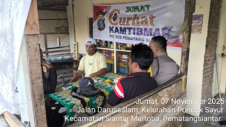 Bhabinkamtibmas Kelurahan Sumber Jaya, Aiptu R. Tambunan, Bhabinkamtibmas Kelurahan Pondok Sayur, Aipda M. Bangun, Bhabinkamtibmas Kelurahan Gurilla, Aipda R.A. Saragih, menggelar Jumat Curhat Kamtibmas, di Kelurahan Pondok Sayur.