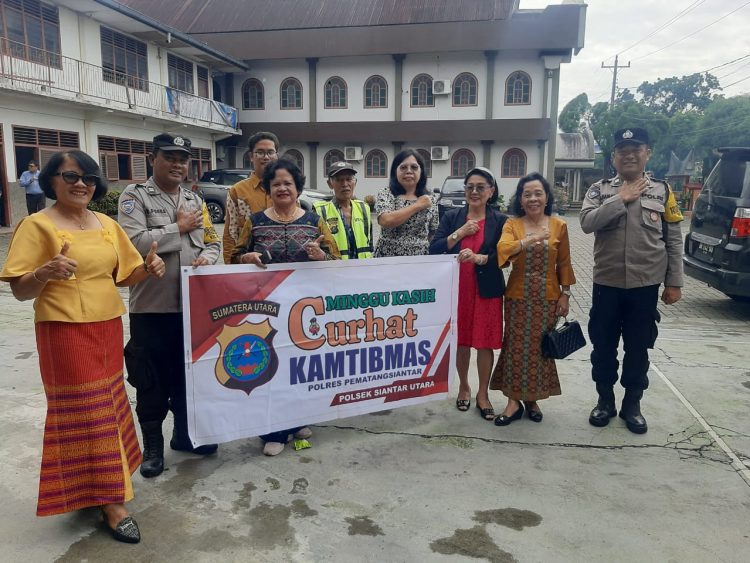 Polsek Siantar Utara menggelar kegiatan Minggu Kasih Curhat Kamtibmas, di Gereja GKPS Jalan SM. Raja, pada Minggu (9/11/2025) pagi.