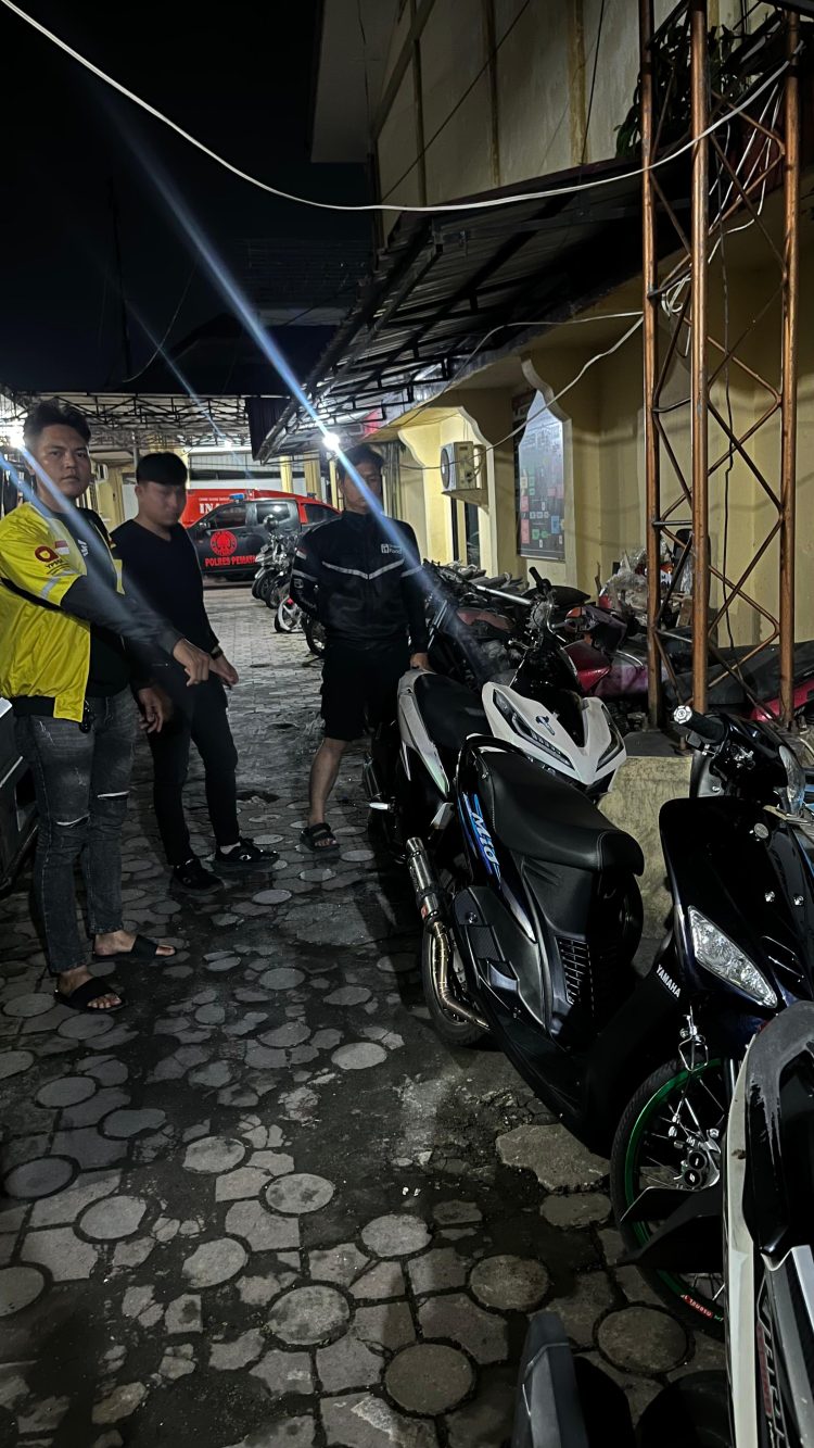 Respon cepat tindaklanjuti laporan masyarakat, Tim Khusus (Timsus) Dayok Mirah Polres Pematangsiantar berhasil gagalkan aksi balap liar dan 2 sepedamotor diamankan, di Kelurahan Proklamasi, Kecamatan Sianțar Barat, Kota Pematangsianțar, pada Kamis (6/11/2025) malam, pukul 23.00 WIB.