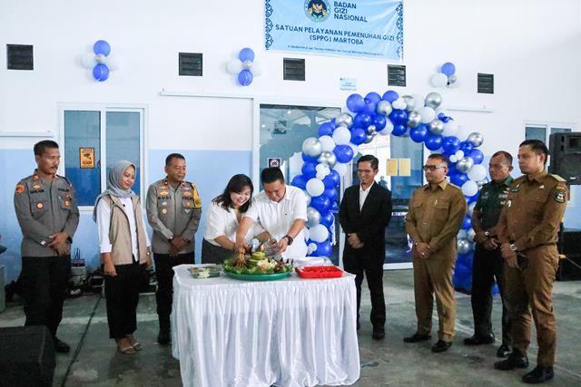 Wakapolres Pematangsiantar, Kompol Budiono Saputro, S.H, M.H, mewakili Kapolres Pematangsiantar, menghadiri peresmian SPPG (Satuan Pelayanan Pemenuhan Gizi) Martoba yang terletak di Jalan Medan, pada Selasa (18/11/2025) pagi.