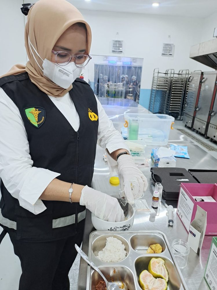 Seksi Kedokteran dan Kesehatan (Dokkes) Polres Pematangsiantar menggelar pemeriksaan makanan dan minuman atau Safety Food sebelum pendistribusian Makanan Bergizi gratis (MBG), di Sekolah.