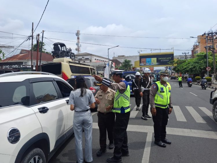 Satuan Lalu Lintas (Sat Lantas) Polres Pematangsiantar menggelar razia kepatuhan Pajak Kendaraan Bermotor (PKB) Tahun 2025, di Jalan Merdeka, pada Rabu (5/11/2025) pagi.