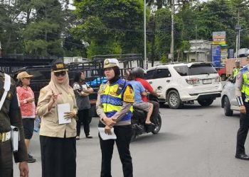 Sat Lantas Polres Pematangsianțar menggelar razia gabungan kepatuhan Pajak Kendaraan Bermotor (PKB) Tahun 2025, di depan RSUD dr Djasamen Saragih, pada Kamis (20/11/2025) pagi.