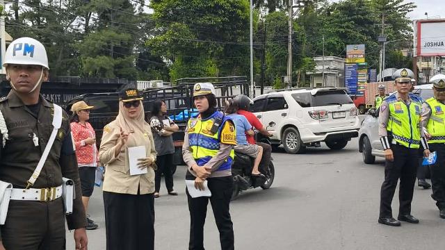 Sat Lantas Polres Pematangsianțar menggelar razia gabungan kepatuhan Pajak Kendaraan Bermotor (PKB) Tahun 2025, di depan RSUD dr Djasamen Saragih, pada Kamis (20/11/2025) pagi.