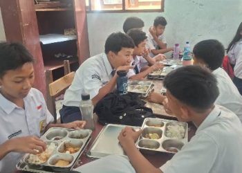 Bhabinkamtibmas Kelurahan Pardomuan, AIPDA Hardi N. Silalahi, monitoring pendistribusian Makanan Bergizi Gratis (MBG), di UPTD SMP Negeri 1, jalan Merdeka Pematangsiantar, pada Selasa (25/11/2025) pagi.