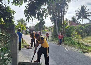 Kapolseķ Sianțar Marihat, AKP Doni Simanjuntak SH, bersama Bhabinkamtibmas mengikuti gotong royong, di Jalan Bahkora Bawah Simpang Hutabagasan, pada Jumat (7/11/2025) pagi.