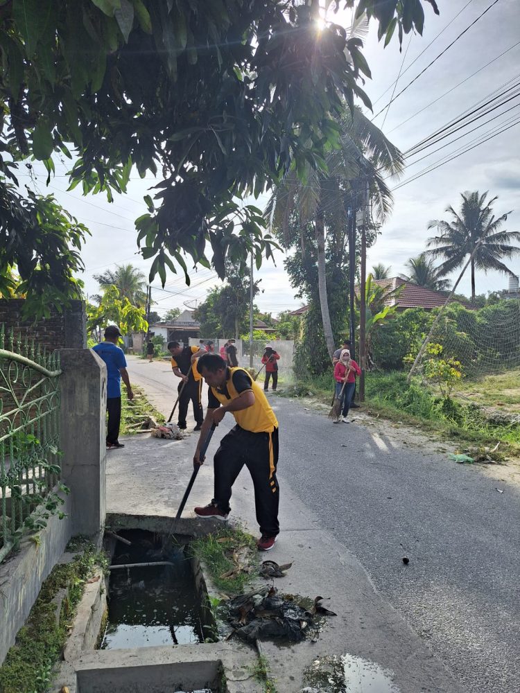 Kapolseķ Sianțar Marihat, AKP Doni Simanjuntak SH, bersama Bhabinkamtibmas mengikuti gotong royong, di Jalan Bahkora Bawah Simpang Hutabagasan, pada Jumat (7/11/2025) pagi.