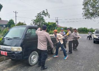 - Kapolsek Siantar Selatan, IPTU Priston Simbolon, bersama personil, mengikuti gotong royong, di Jalan Marimbun, pada Jumat (28/11/2025) pagi.