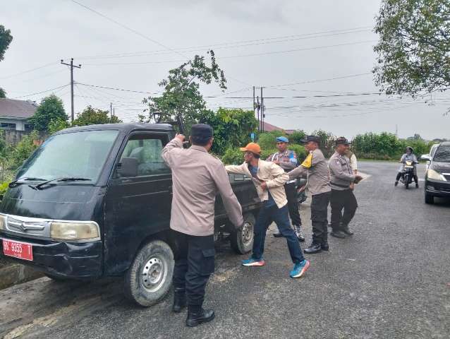 - Kapolsek Siantar Selatan, IPTU Priston Simbolon, bersama personil, mengikuti gotong royong, di Jalan Marimbun, pada Jumat (28/11/2025) pagi.