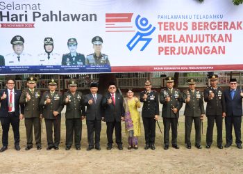 Kapolres Pematangsiantar, AKBP Sah Udur T.M. Sitinjak SH, SIK, MH, mengikuti upacara peringatan Hari Pahlawan Tahun 2025, di Lapangan Haji Adam Malik Kota Pematangsiantar, pada Senin (10/11/2025) pagi.