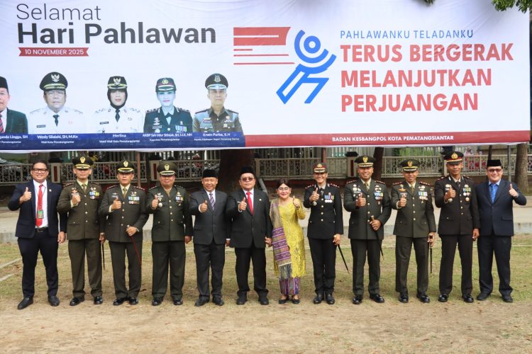 Kapolres Pematangsiantar, AKBP Sah Udur T.M. Sitinjak SH, SIK, MH, mengikuti upacara peringatan Hari Pahlawan Tahun 2025, di Lapangan Haji Adam Malik Kota Pematangsiantar, pada Senin (10/11/2025) pagi.