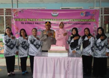 Wakapolres Pematangsiantar, Kompol Budiono S SH, MH, hadiri  HUT PGRI 2025, di TK Bhayangkari Cabang 06 Pematangsiantar, pada Selasa (25/11/2025) pagi.