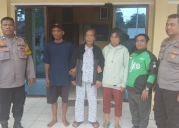 Polsek Siantar Martoba membantu mencari keluarga seorang ibu paruh baya yang tersesat, pada Senin (24/11/2025) sore