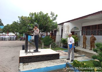 Kasat Samapta Polres Pematangsiantar, AKP Mariduk Tambunan SH, MH, menjadi pembina upacara di SMA Negeri 3 Pematangsiantar, pada Senin (3/11/2025) pagi.