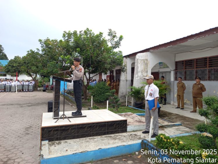 Kasat Samapta Polres Pematangsiantar, AKP Mariduk Tambunan SH, MH, menjadi pembina upacara di SMA Negeri 3 Pematangsiantar, pada Senin (3/11/2025) pagi.