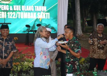 Kapolres Pematangsiantar, AKBP Sah Udur T.M Sitinjak, S.H, S.I.K, M.H, menghadiri acara syukuran HUT Batalyon Infanteri 122/Tombak Sakti (TS) ke 61 yang digelar di Mako Batalyon Infanteri 122/TS, Jalan Melanthon Siregar, pada Selasa (4/11/2025) sore.