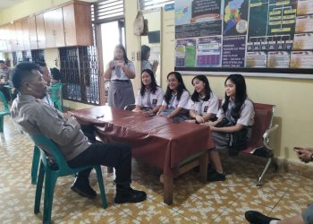 Kapolseķ Sianțar Selatan, IPTU Priston Simbolon menerima kunjungan siswa siswi SMA Swasta Kristen Kalam Kudus, di Mako Polseķ Siantar Selatan, jalan Marimbun No. 99, pada Rabu (5/11/2025) siang.