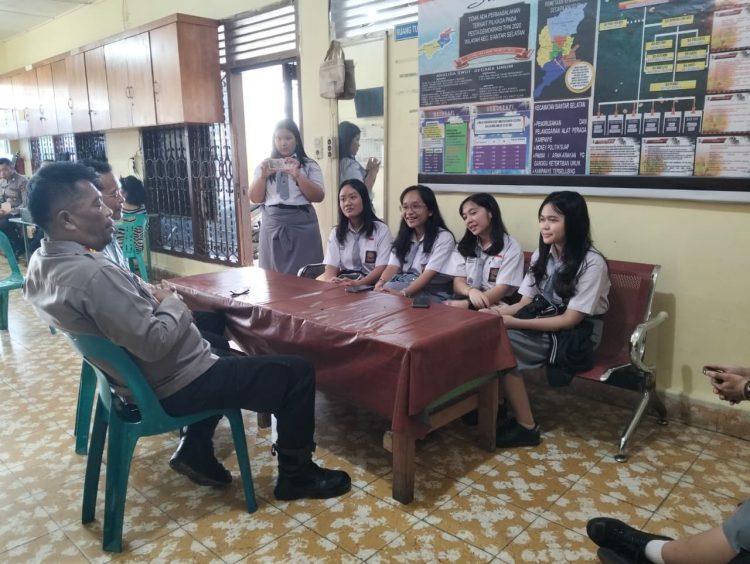 Kapolseķ Sianțar Selatan, IPTU Priston Simbolon menerima kunjungan siswa siswi SMA Swasta Kristen Kalam Kudus, di Mako Polseķ Siantar Selatan, jalan Marimbun No. 99, pada Rabu (5/11/2025) siang.