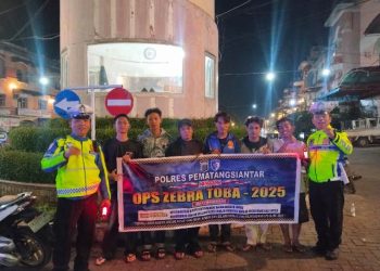 Sat Lantas Polres Pematangsiantar selaku Satgas Pre Emtip melaksanakan sosialisasi, di Pertokoan Megaland, Jalan Sangnawaluh, pada Sabtu  (22/11/2025) malam.