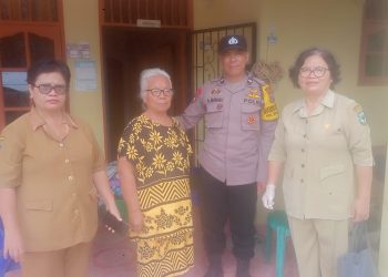 Bhabinkamtibmas, AIPDA Adilman Manalu, monitoring pemantauan lanjut usia (Lansia) resiko tinggi (Risti), di Jalan Nenas, pada Selasa (4/11/2025) pagi.