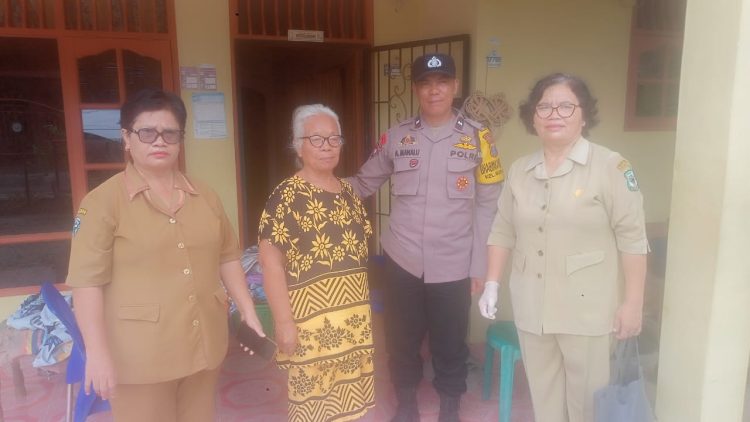 Bhabinkamtibmas, AIPDA Adilman Manalu, monitoring pemantauan lanjut usia (Lansia) resiko tinggi (Risti), di Jalan Nenas, pada Selasa (4/11/2025) pagi.