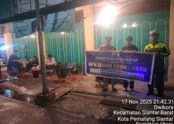 Sat Lantas Polres Pematangsiantar selaku Satgas Preemtip melaksanakan penyuluhan malam hari kepada masyarakat pengguna jalan Merdeka, pada Senin (17/11/2025).
