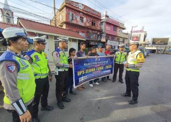 Sat Lantas melaksanakan sosialisasi di Jalan Parapat Km. 4,5, Kelurahan Marihat, pada Selasa (25/11/2025) pagi, pukul : 10.00 WIB.